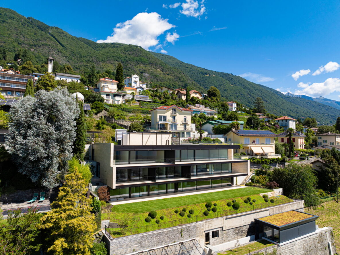 Luxusvilla in Hanglage mit Bergpanorama