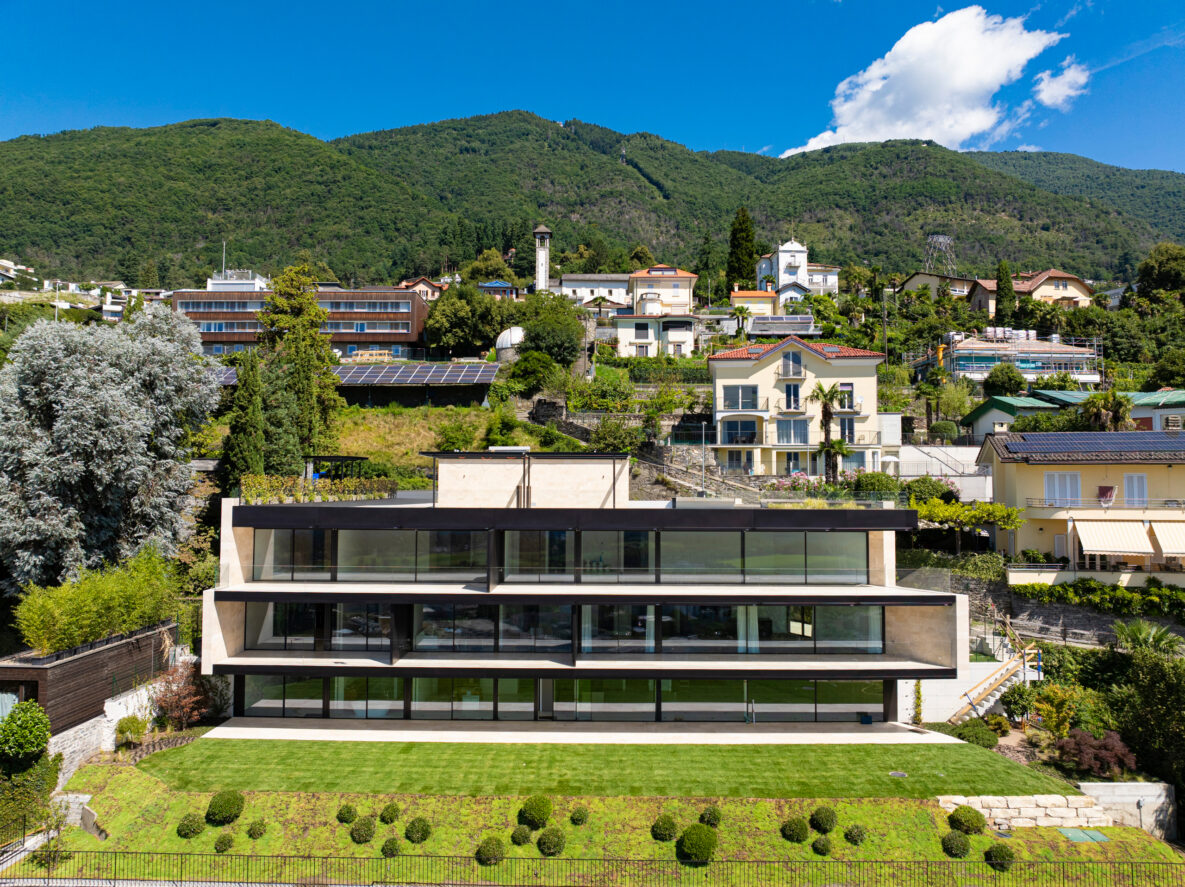 Moderne Villa in Hanglage mit Bergpanorama