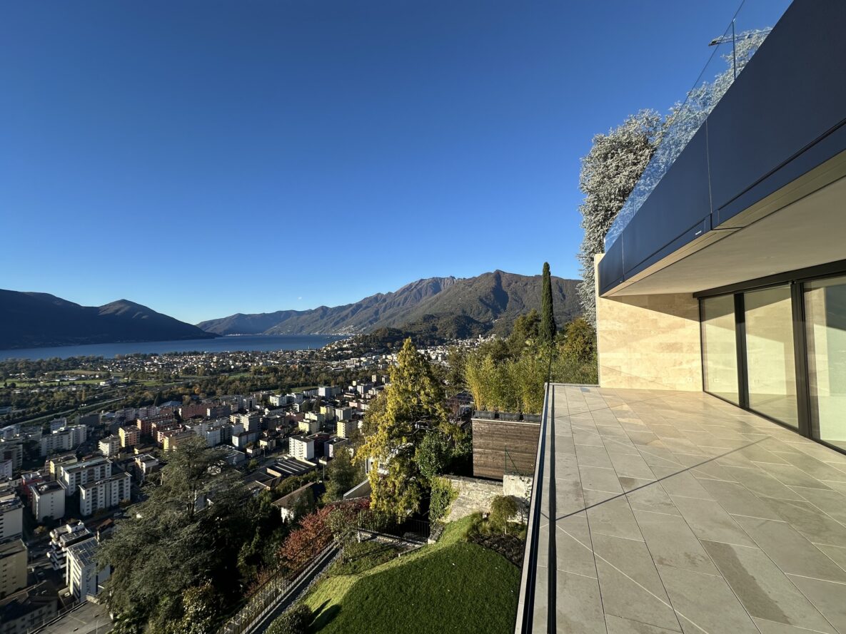 Balkon mit Panoramablick auf See und Berge