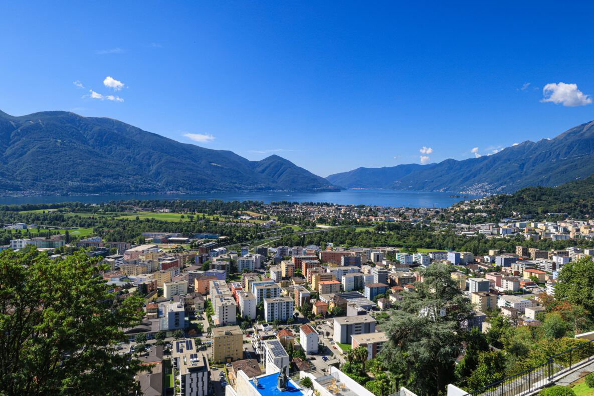 Panoramablick auf Stadt, See und Berge