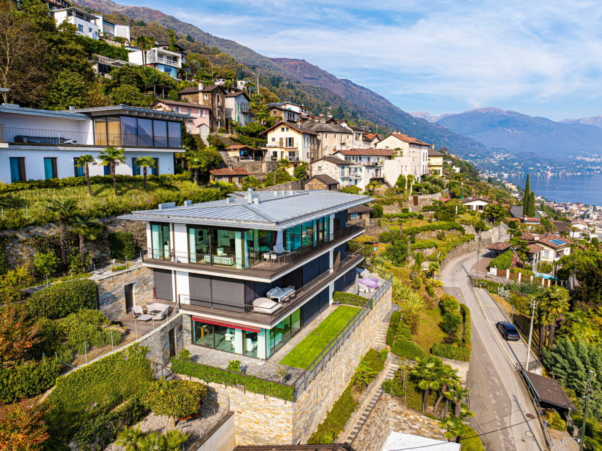 Luxuriöse Hangvilla mit Seeblick