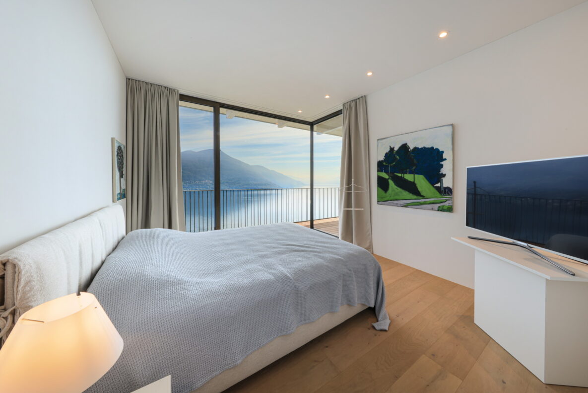 Schlafzimmer mit Panoramablick auf See und Berge