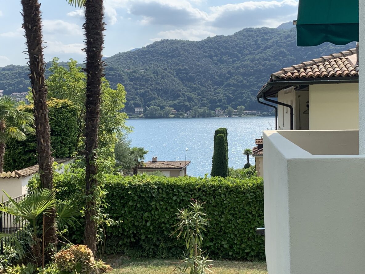 See- und Bergblick von einer Terrasse