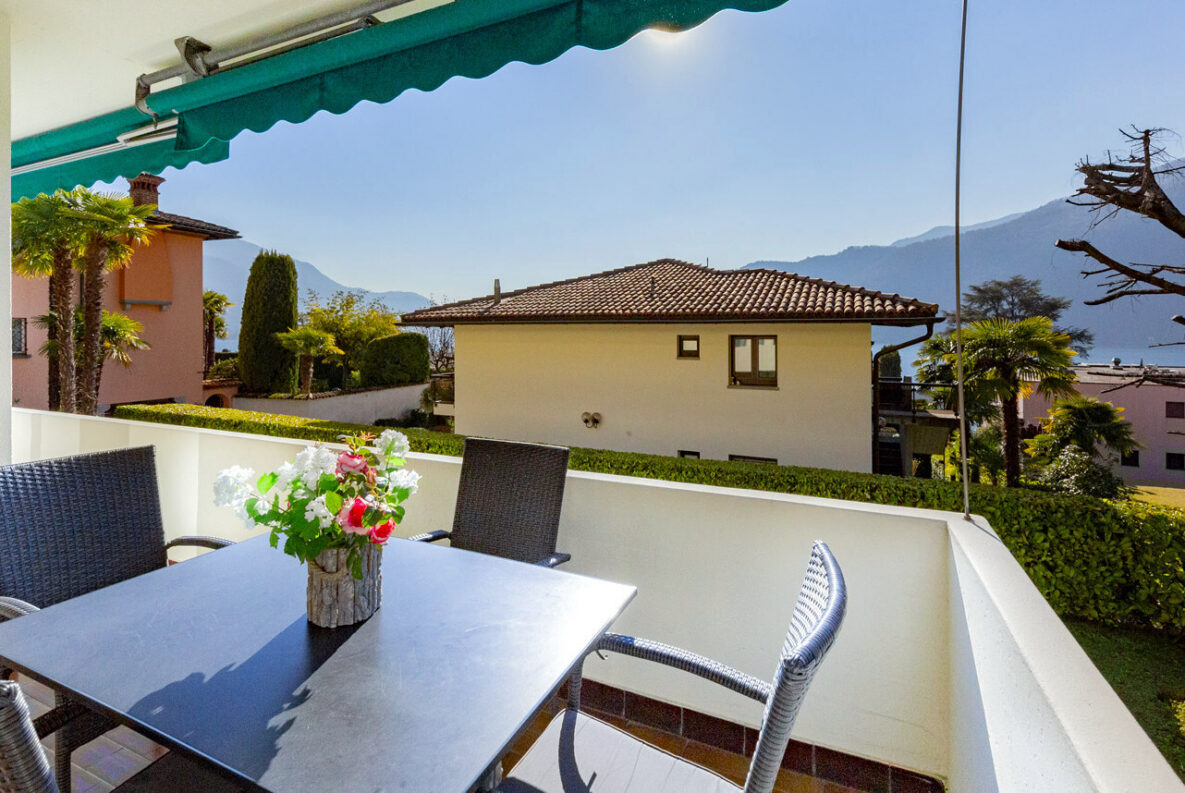 Balkon mit Berg- und Seeblick