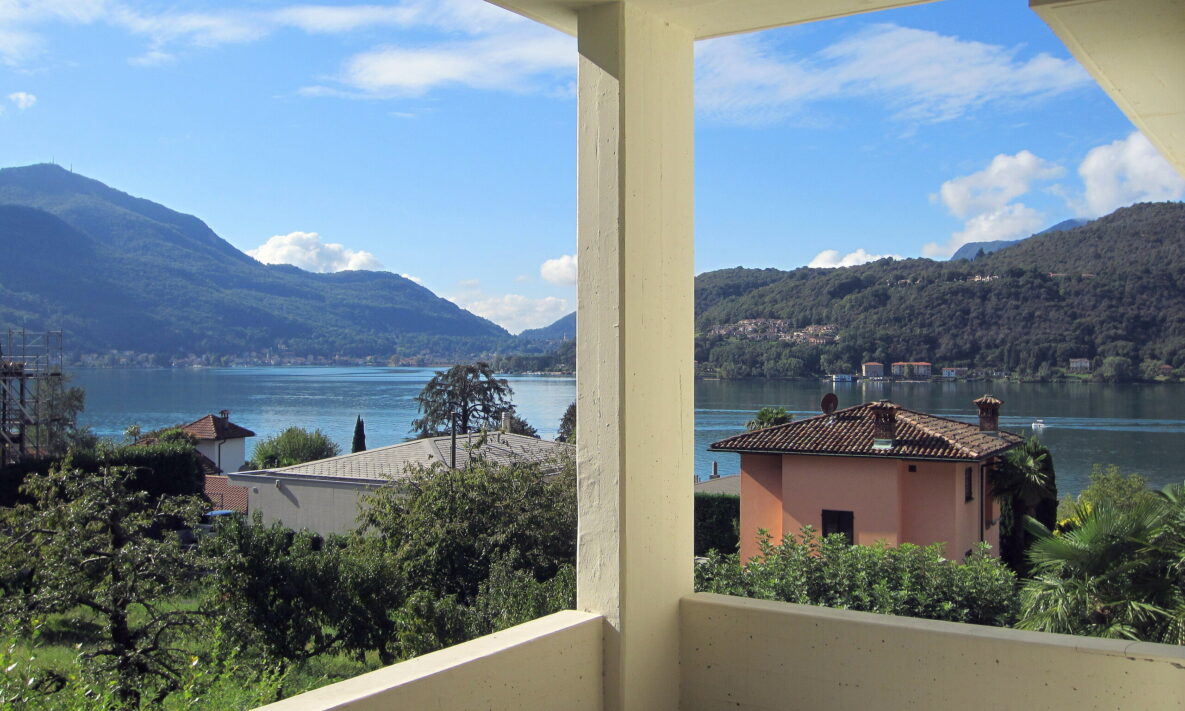 Seeblick von einer überdachten Terrasse