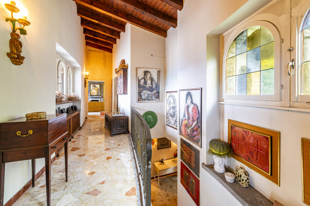 Mediterraner Flur mit Galerie und Kunstobjekten