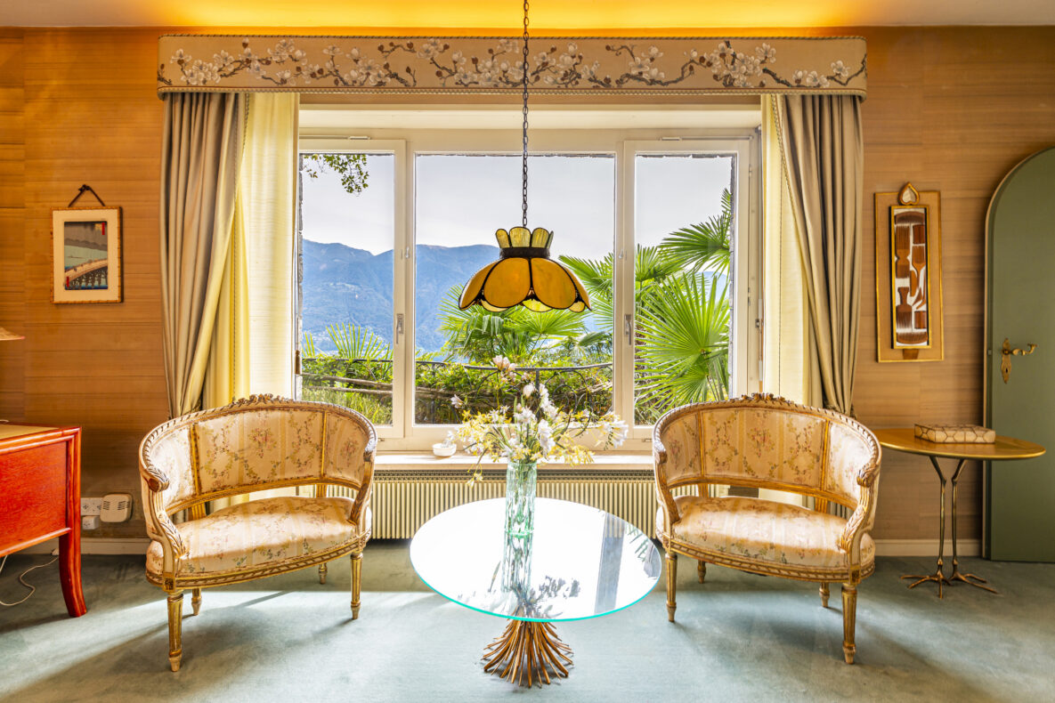 Eleganter Wohnraum mit Panoramafenster