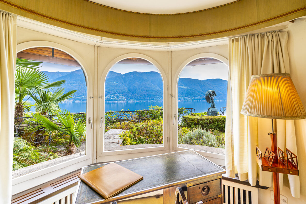 Zimmer mit Seeblick und Bergen