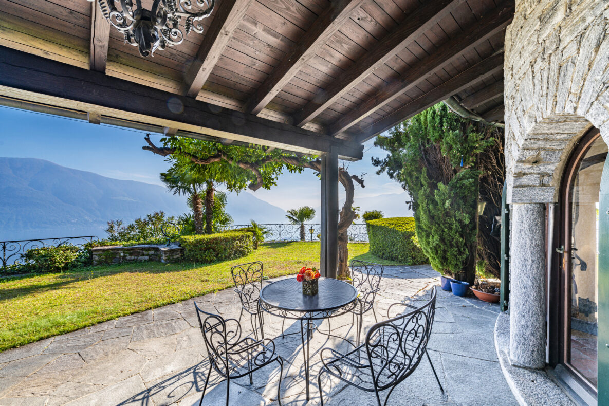 Terrasse mit Seeblick und Gartenmöbeln
