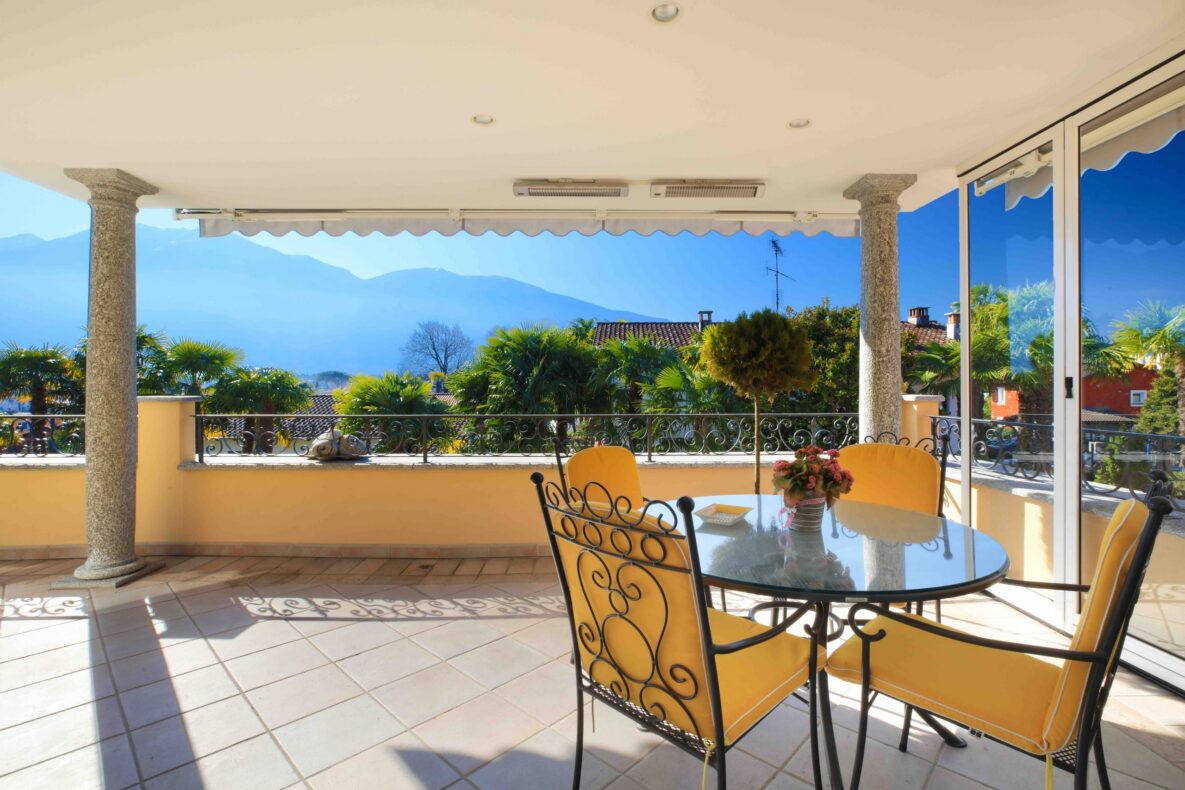 Überdachte Terrasse mit Bergblick