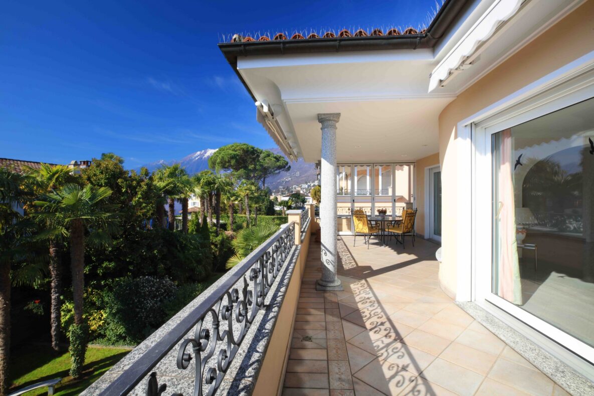 Balkon mit Berg- und Gartenblick