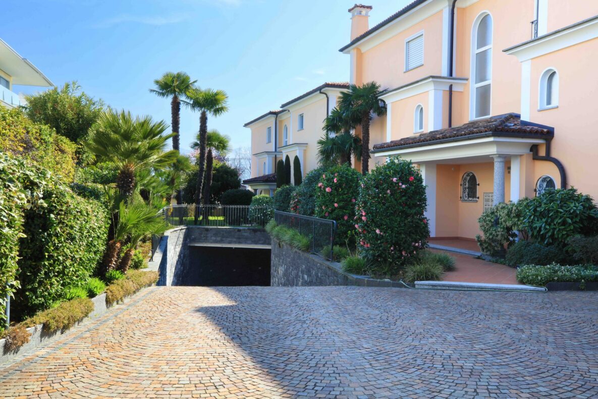 Mediterrane Villenzufahrt mit begrüntem Umfeld