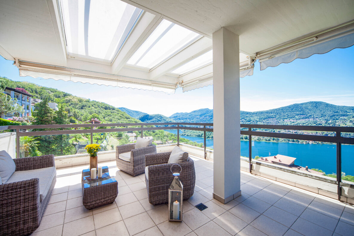 Überdachte Terrasse mit Seeblick