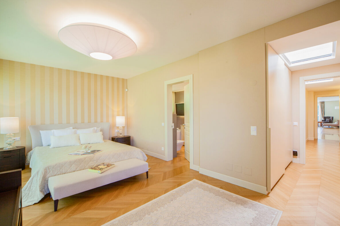 Helles Schlafzimmer mit Fluranschluss