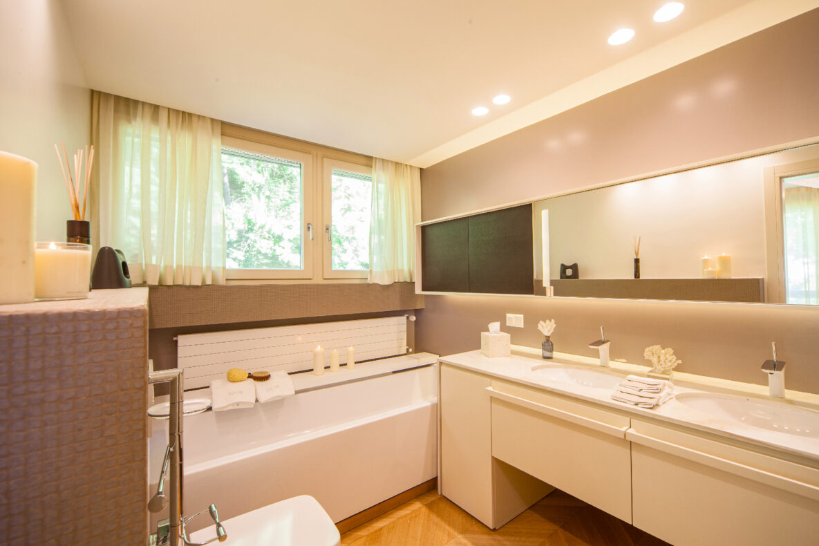 Helles modernes Badezimmer mit Doppelwaschtisch und Badewanne