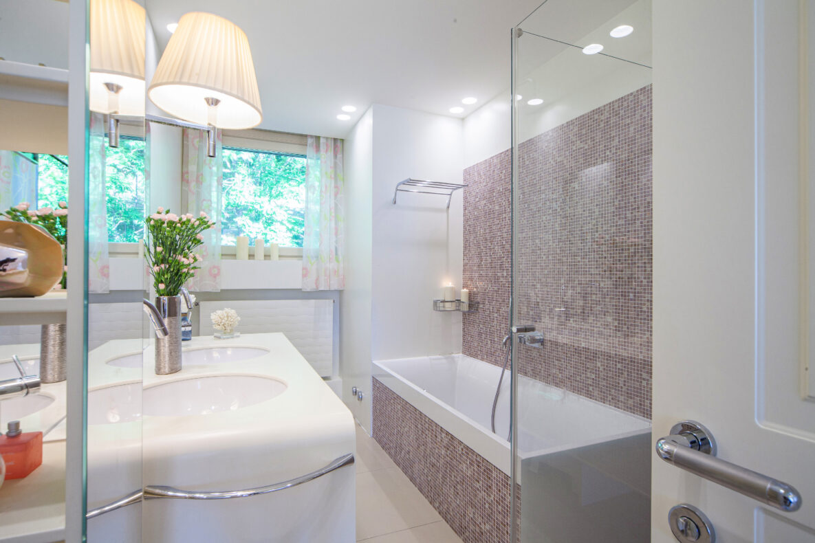 Modernes Badezimmer mit Doppelwaschtisch und Badewanne