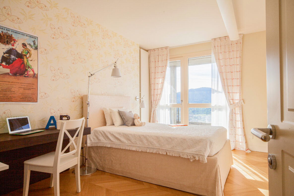 Helles Schlafzimmer mit Arbeitsplatz und Bergblick