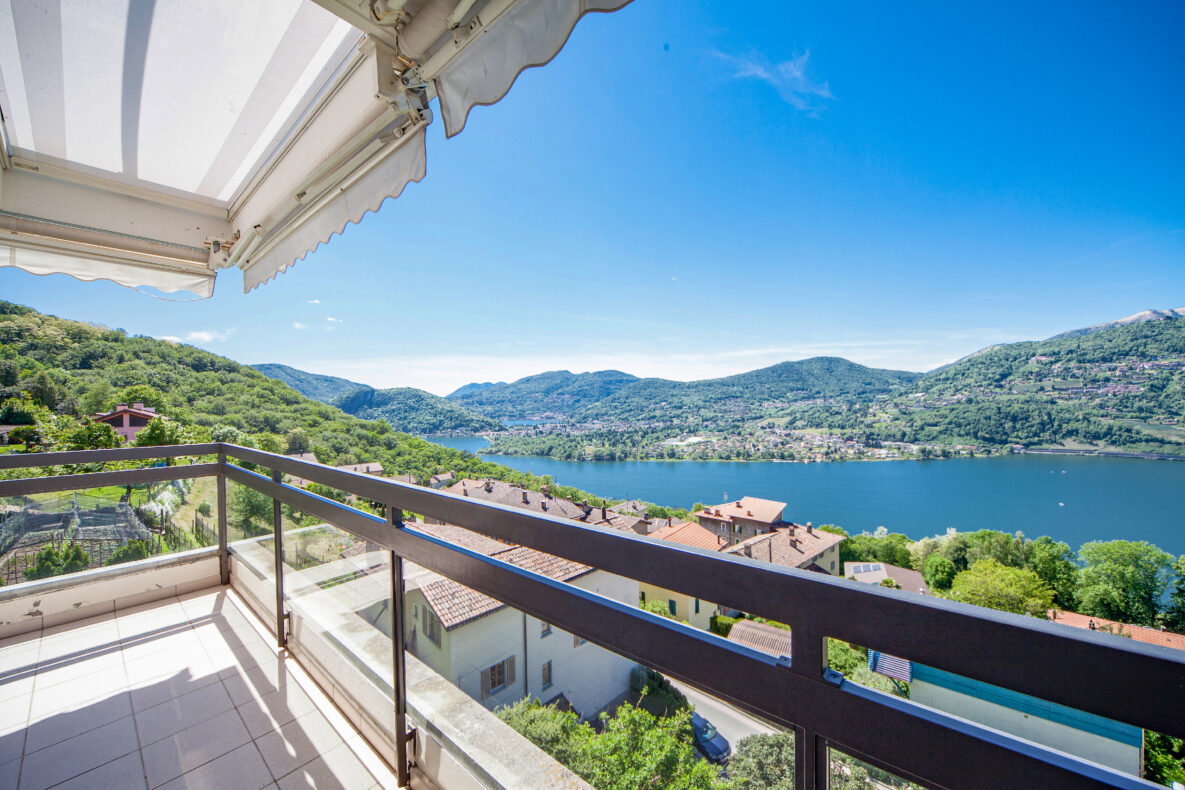 Balkon mit Berg- und Seeblick