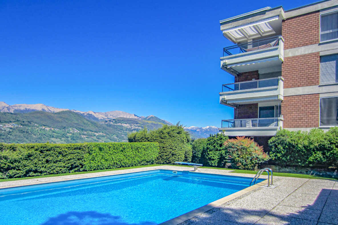 Außenbereich mit Pool und Bergblick