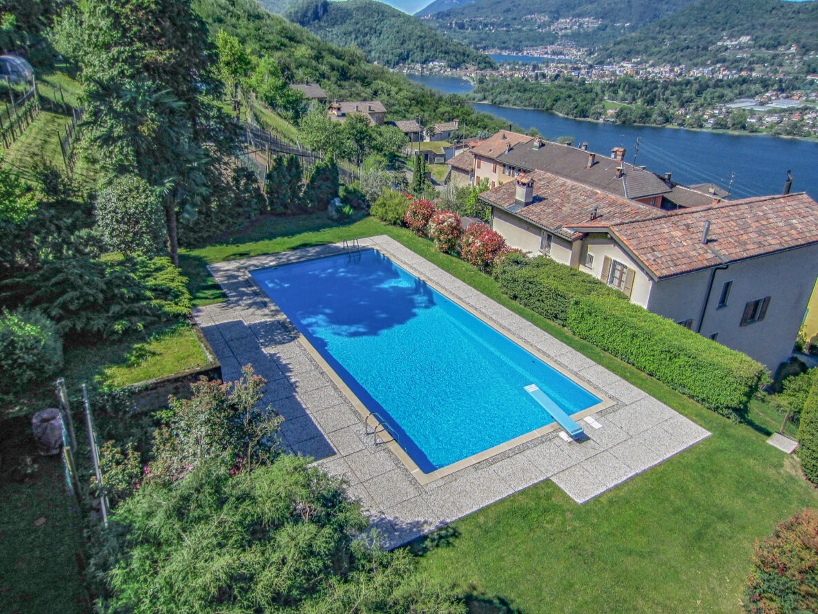 Pool mit Seeblick und Gartenanlage