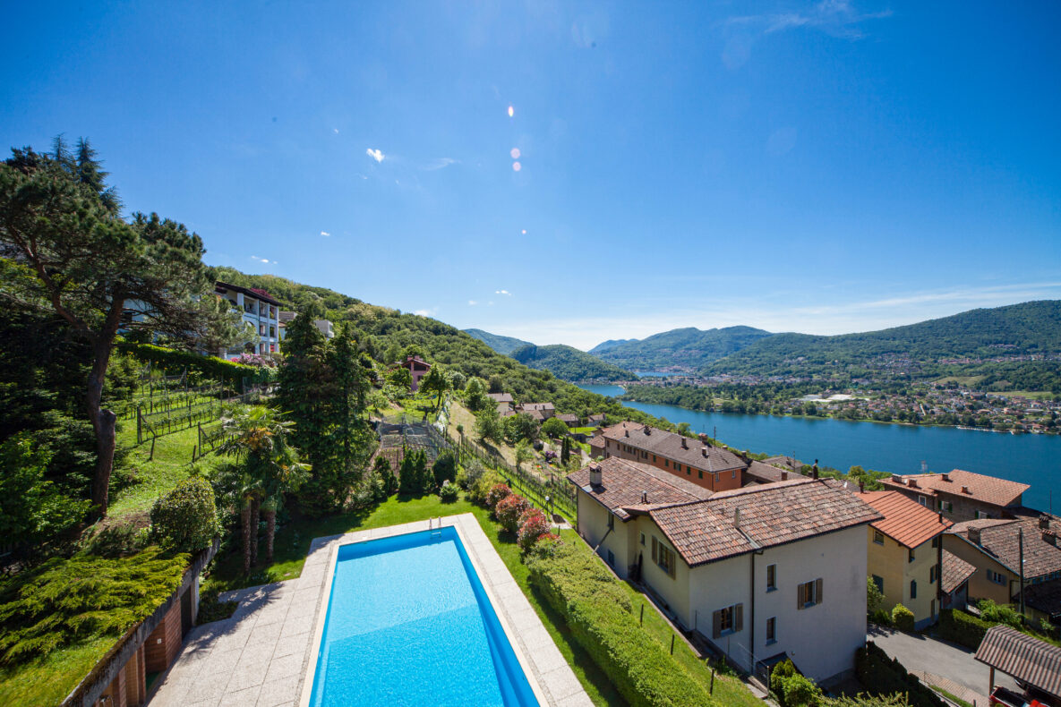 Außenansicht mit Pool und Seeblick