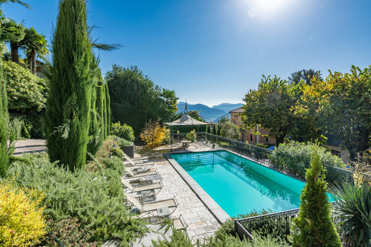 Luxuriöser Außenbereich mit Pool und mediterraner Gartenanlage