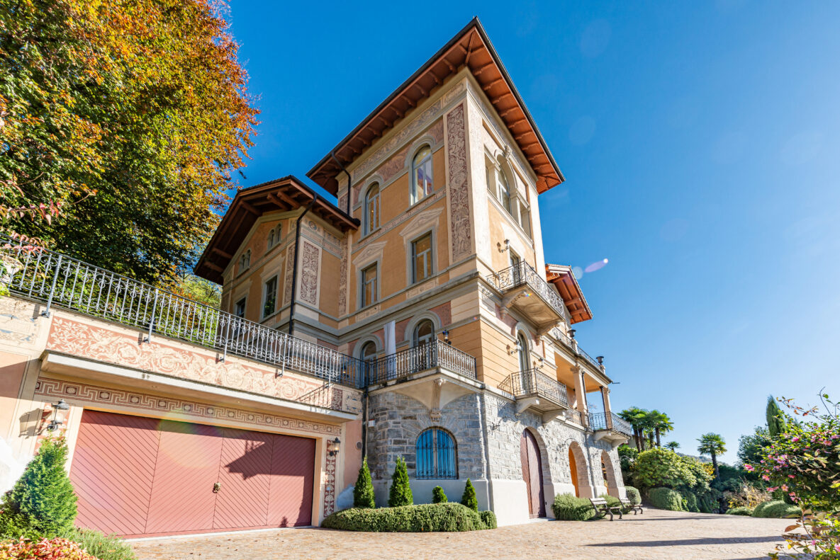 Historische Villa mit dekorativer Fassade