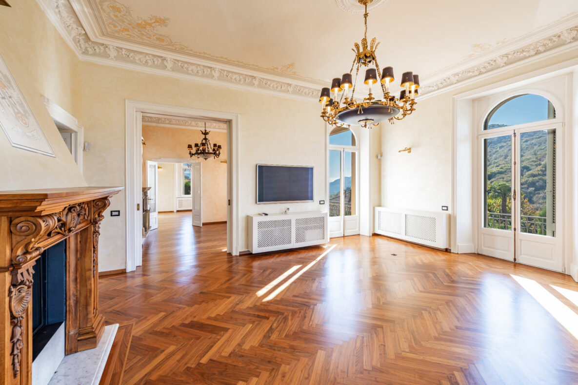 Eleganter Salon mit Kamin und Blick ins Grüne