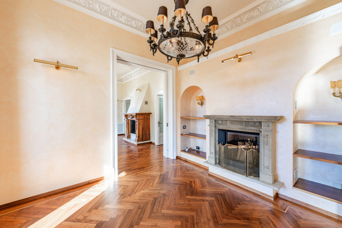 Eleganter Salon mit Kamin und Kronleuchter