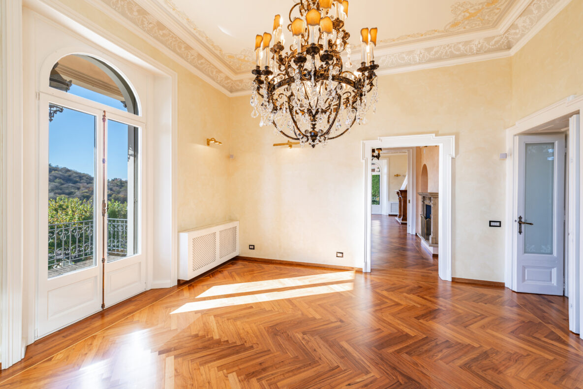Eleganter Salon mit Kronleuchter