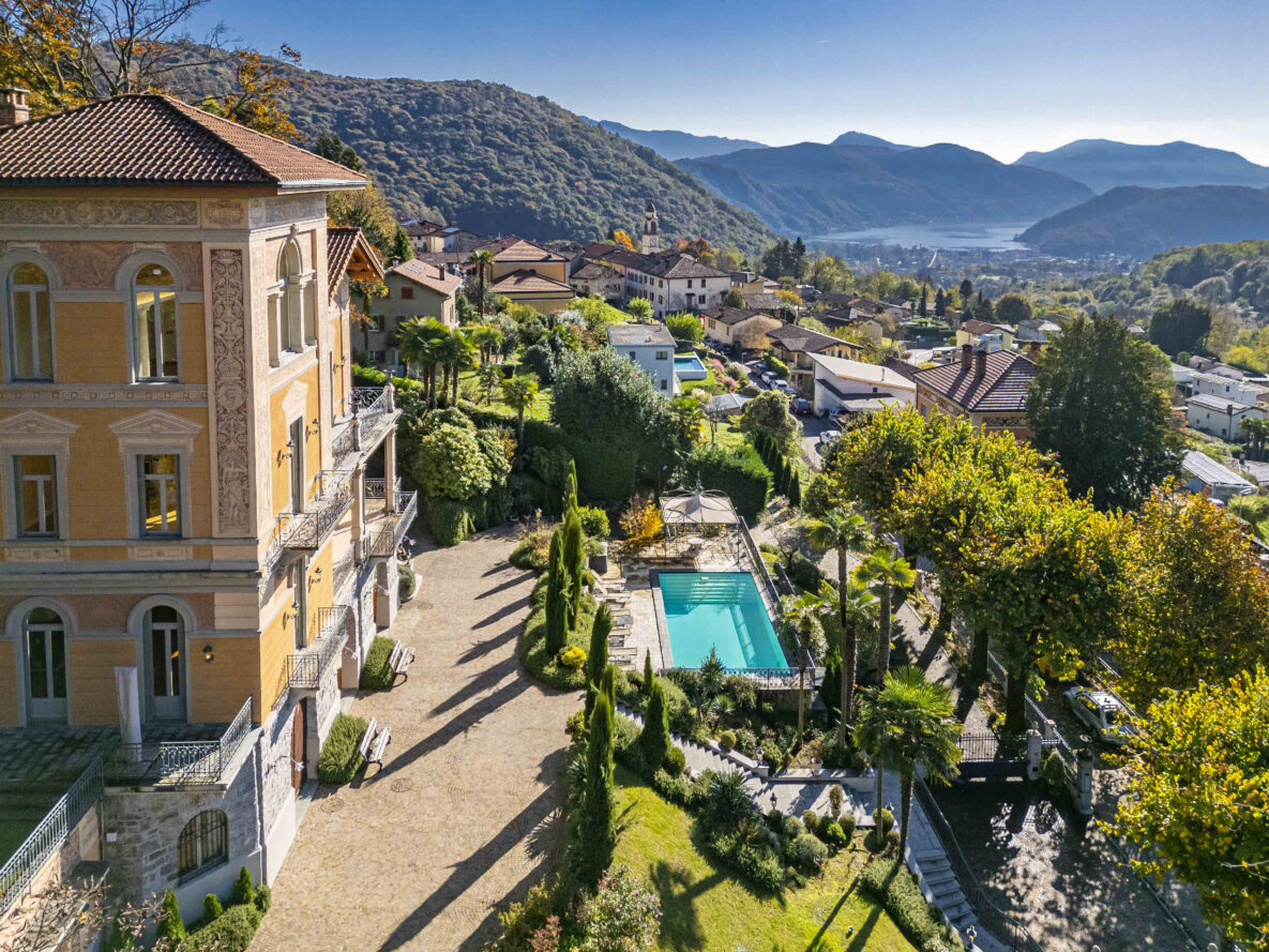 Luxusvilla mit Pool und Seeblick