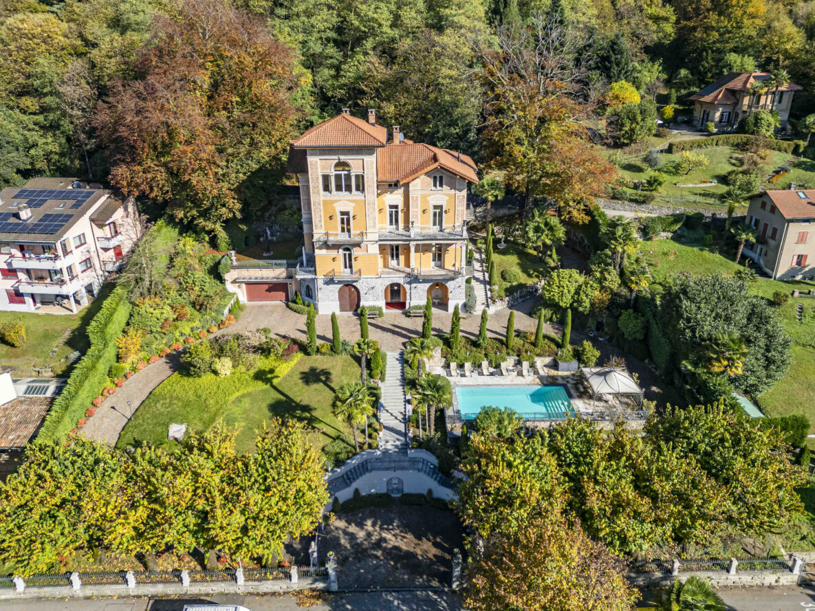 Luftaufnahme einer repräsentativen Villa mit Pool und großzügigem Garten