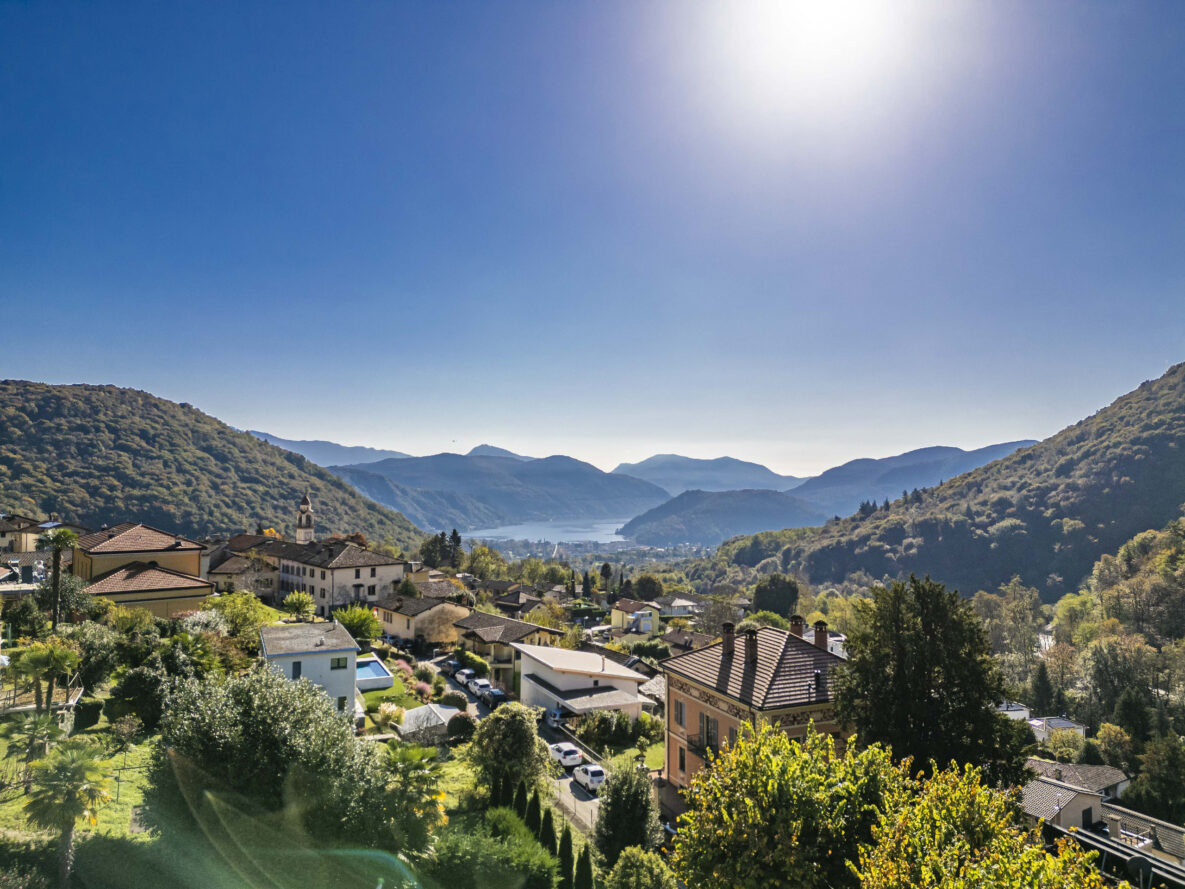 Weitblick über ein Tal mit See und Berglandschaft