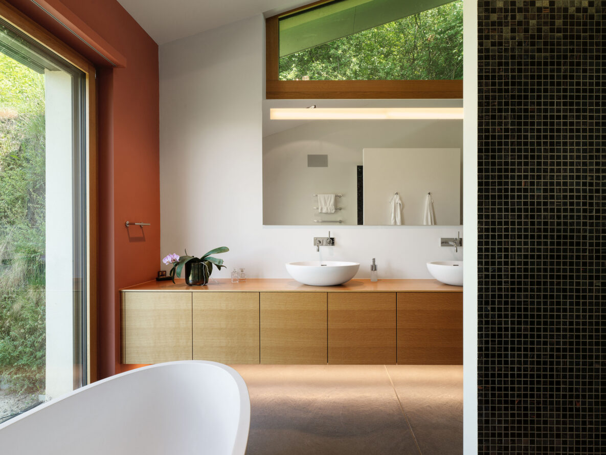 Modernes Badezimmer mit Naturholz, Oberlicht und Doppelwaschtisch