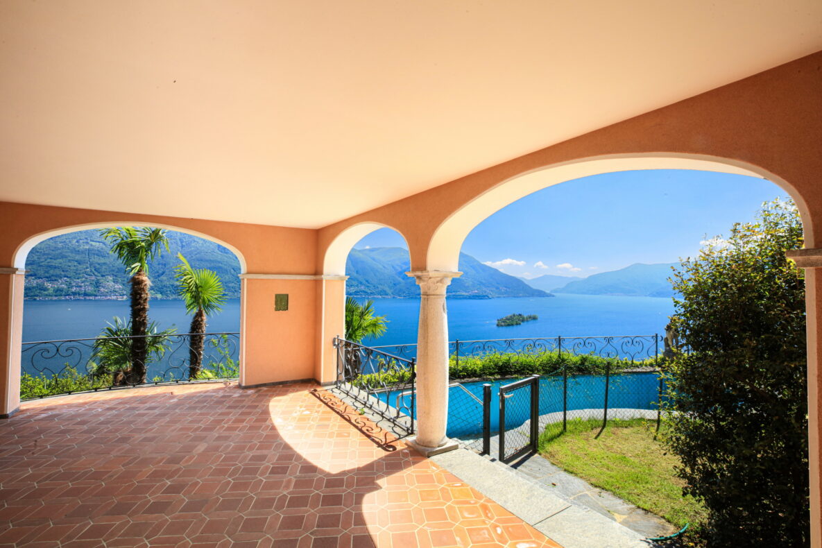 Überdachte Terrasse mit Seeblick