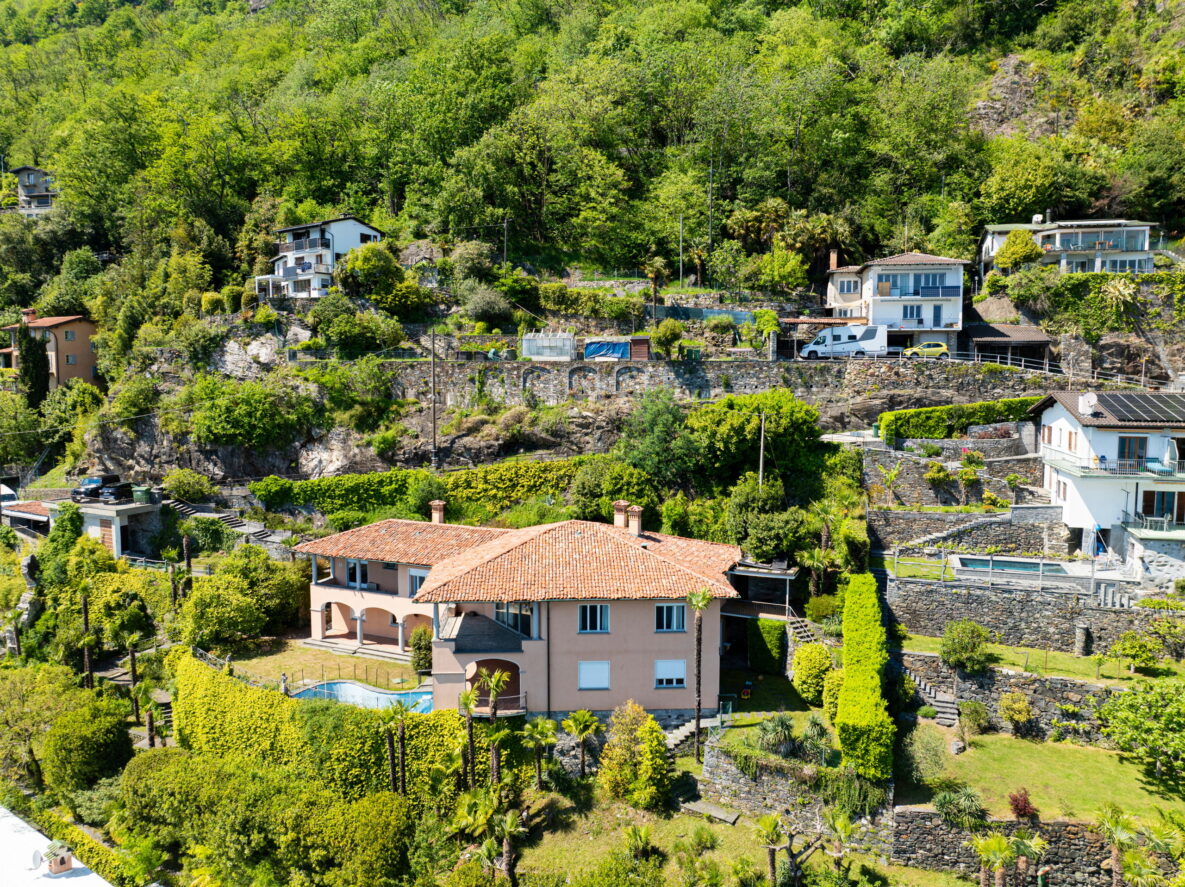 Hügelgrundstück mit mediterranem Wohnhaus und terrassiertem Garten