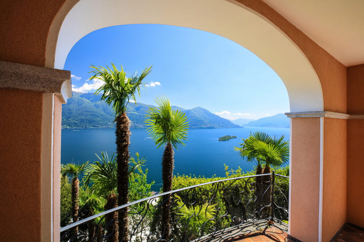 Balkon mit Seeblick und Bergpanorama