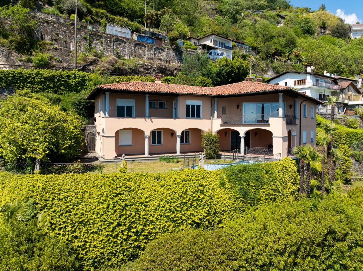 Villa mit mediterranem Terrassengarten
