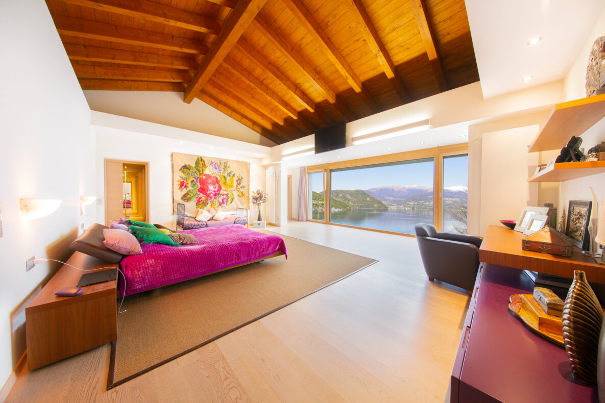 Schlafzimmer mit Ausblick auf See und Berge