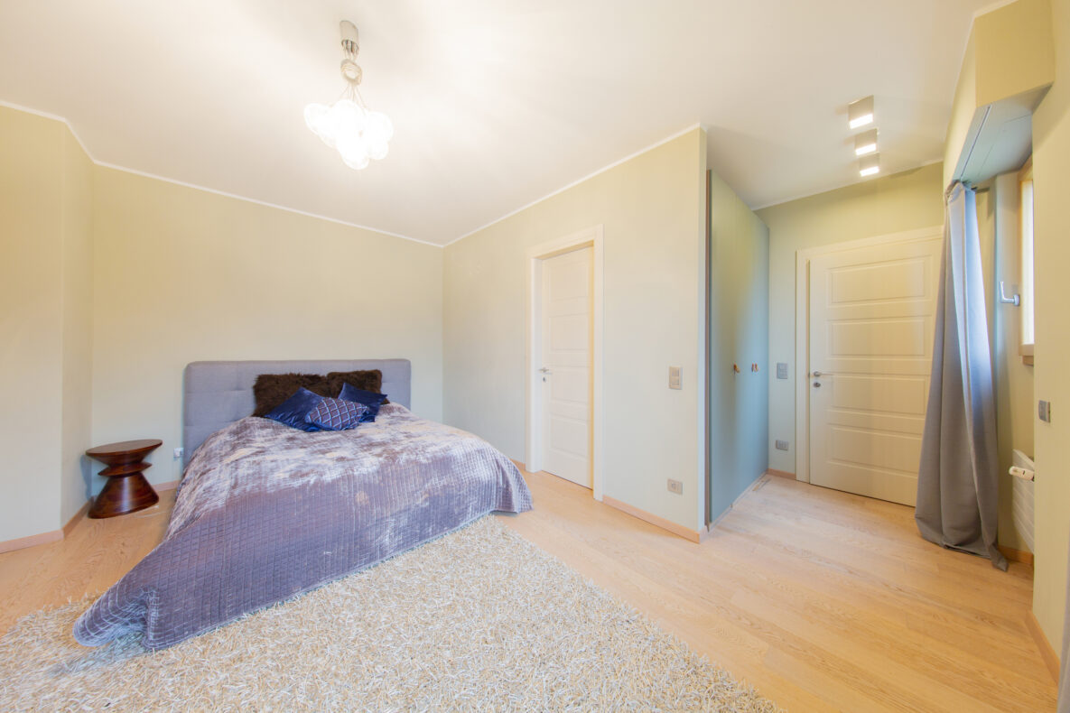 Helles Schlafzimmer mit Bett und Einbauschrank