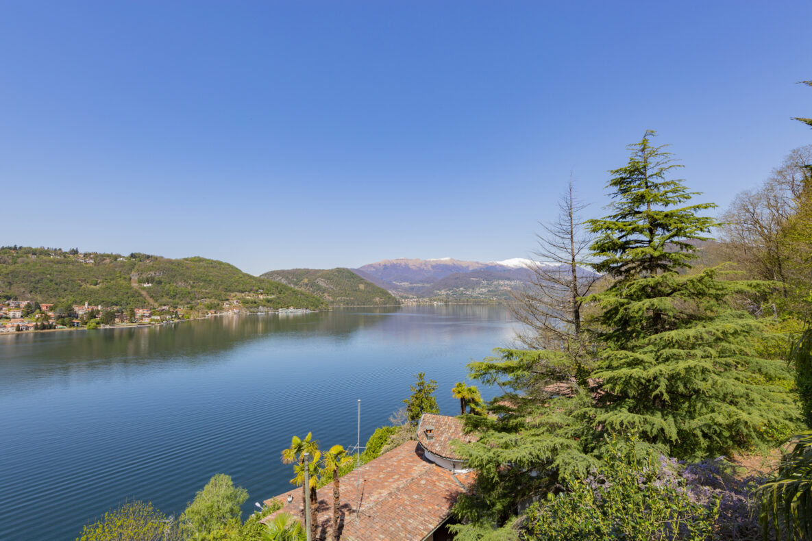 Weitblick auf See und Berge