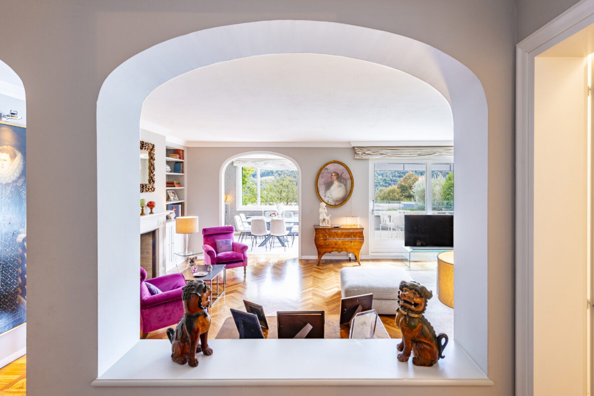 Eleganter Wohnbereich mit Durchblick zu Terrasse und Landschaft