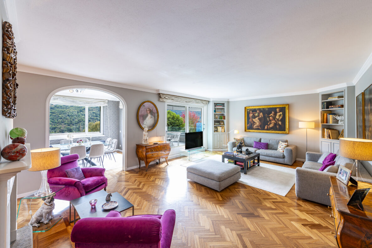 Elegantes Wohnzimmer mit Arkadendurchgang und Blick ins Grüne