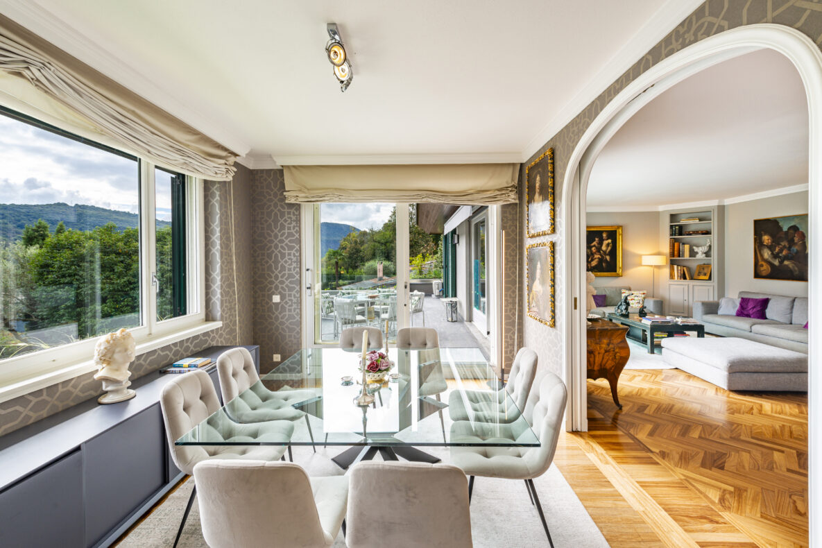 Eleganter Wohn- und Essbereich mit Balkonblick