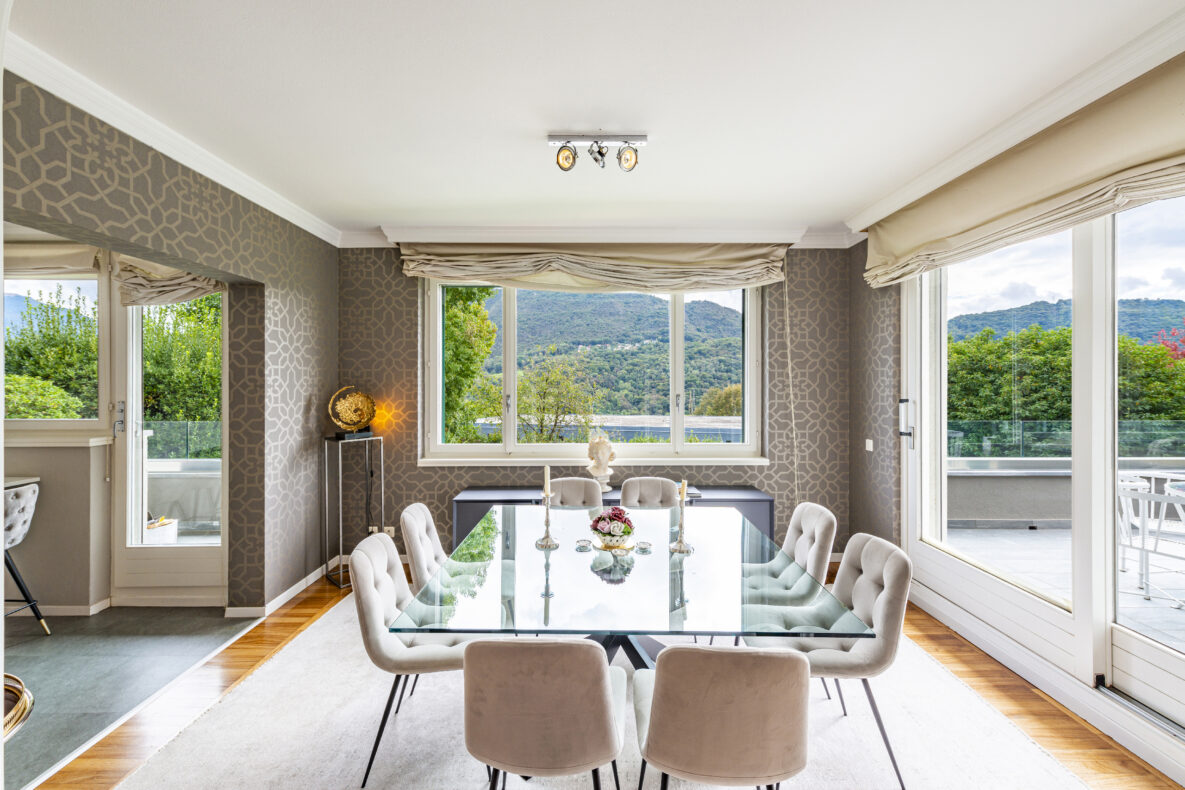 Elegantes Esszimmer mit großem Ausblick