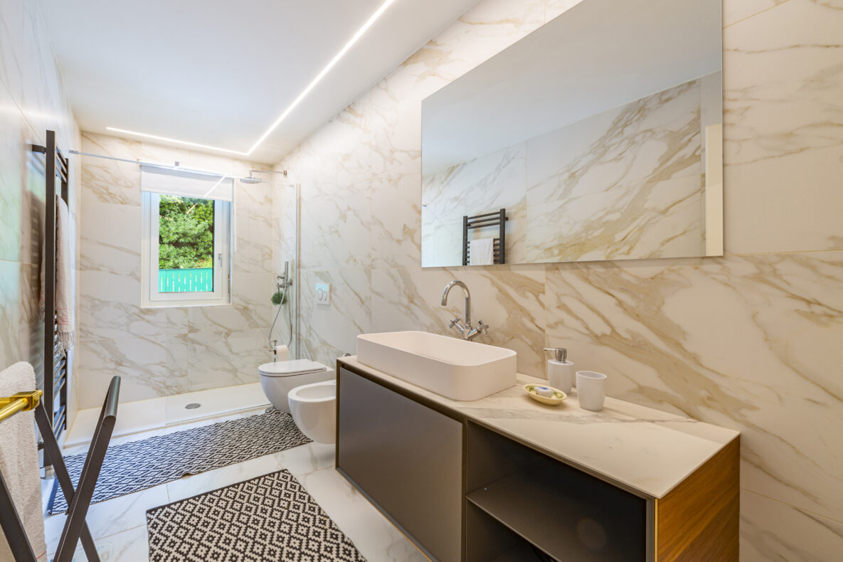 Modernes Badezimmer mit Walk-in-Dusche und Waschplatz