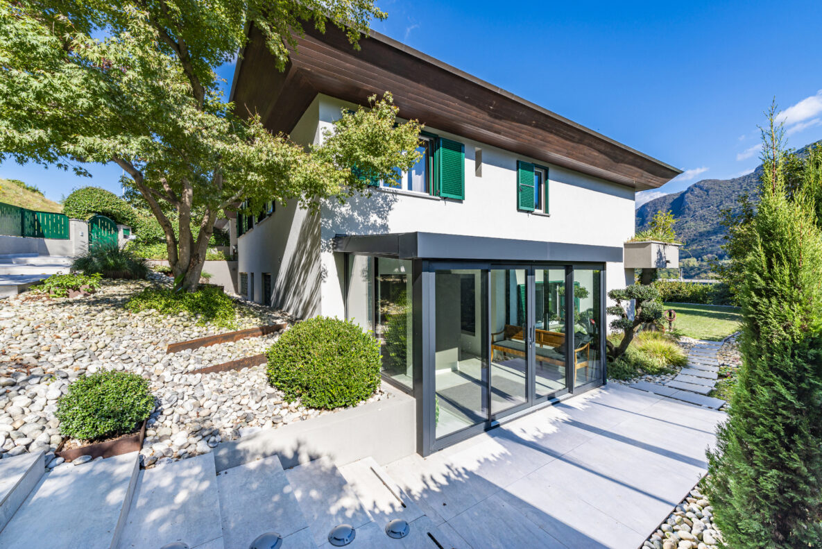 Modernes Einfamilienhaus mit Garten und Bergblick