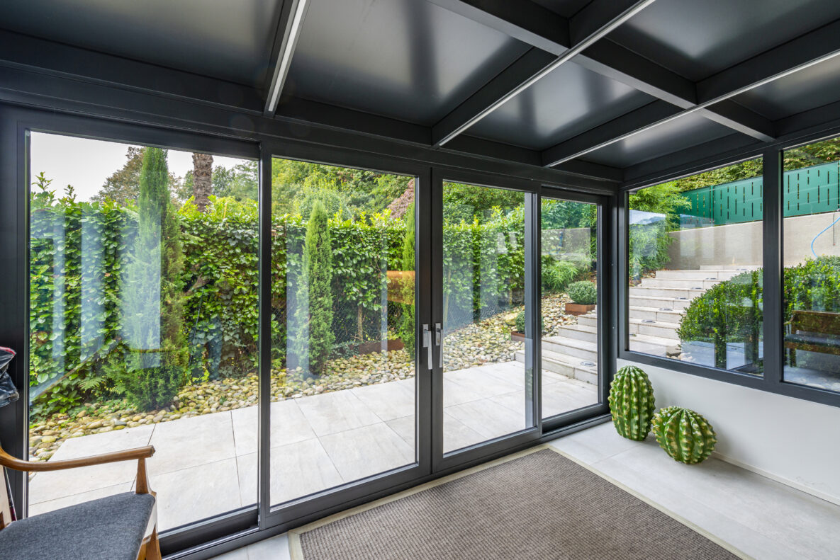 Moderne Glasveranda mit Gartenblick
