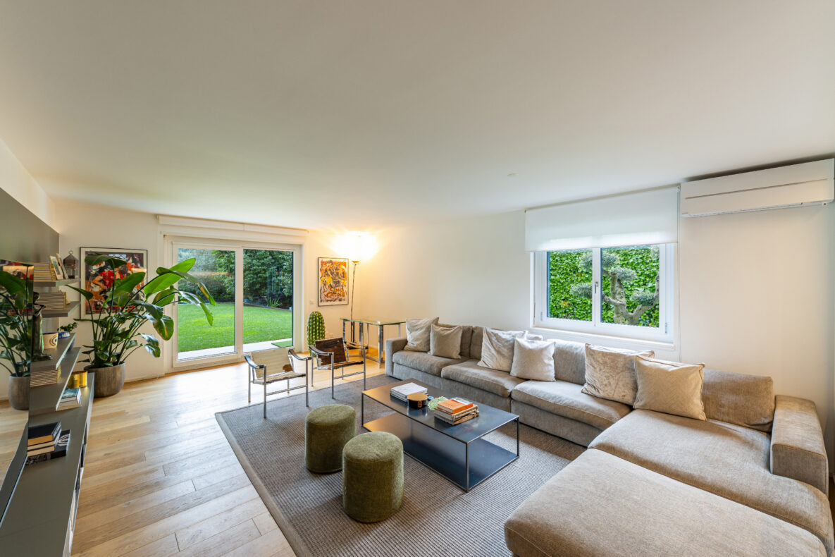 Helles, modernes Wohnzimmer mit Gartenblick