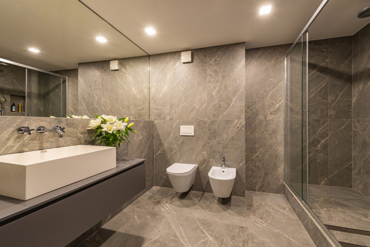Modernes Badezimmer mit Natursteinoptik